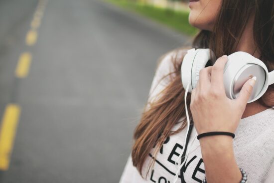 Tu Rutina Matutina: Un Viaje a tu Propio Ritmo. Joven recorriendo su propio camino, una metáfora para construir una rutina matutina personal y flexible.