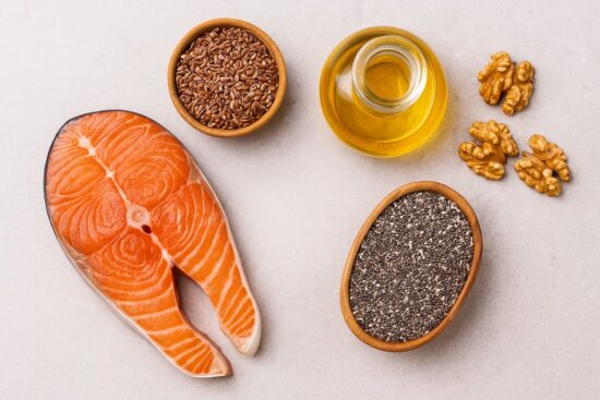 Beneficios del Omega 3: un potente aliado de tu salud 1 Ingredientes naturales ricos en omega-3: pescado, semillas y aceite sobre fondo neutro.