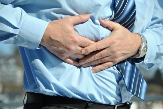 Flatulencias: los gases intestinales "hablan" de tu salud 5 Hombre con dolor estomacal relacionado con irritación intestinal.